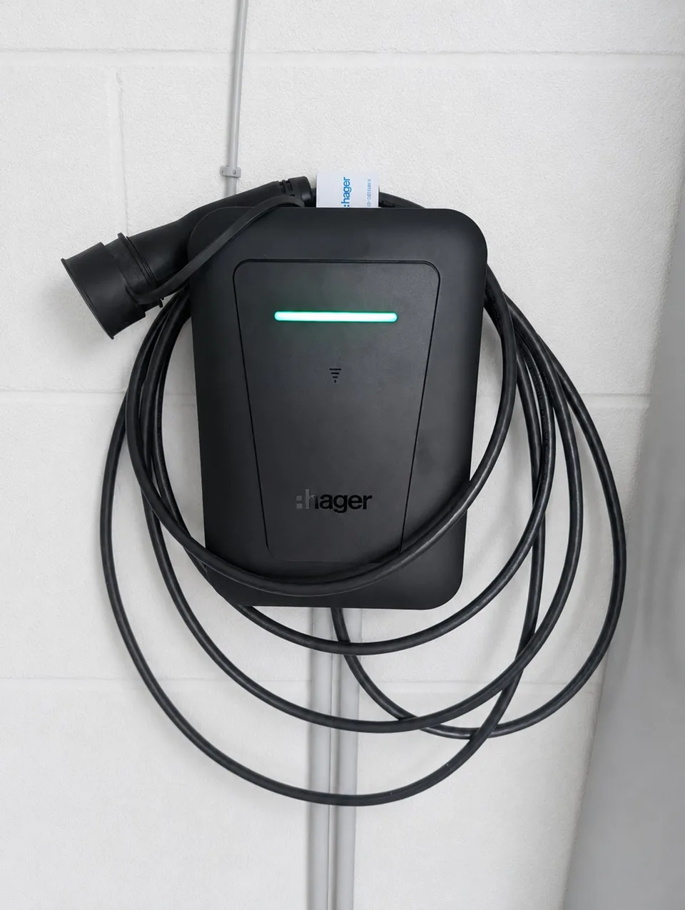 Von Albrecht Elektrotechnik installierte Hager-Wallbox an einer Wand